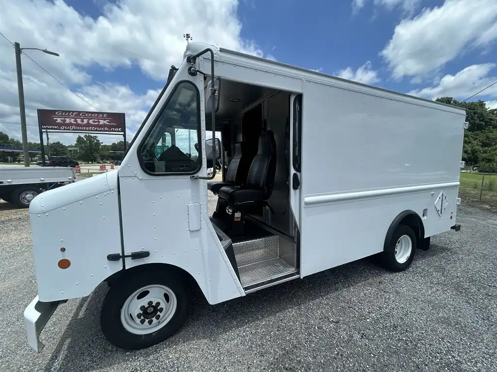 2016 Ford E-Series's photo
