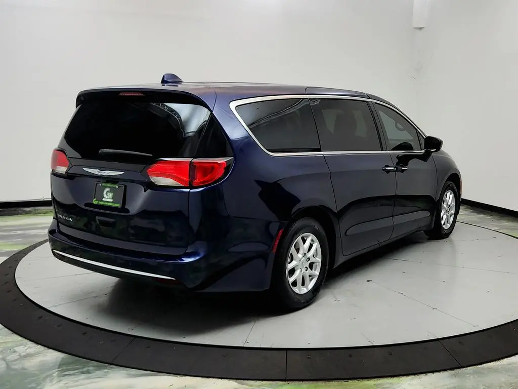 2020 Chrysler Pacifica Touring photo 5