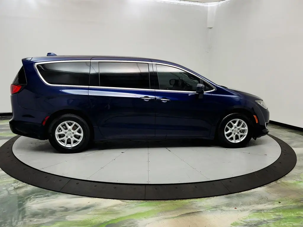 2020 Chrysler Pacifica Touring photo 4