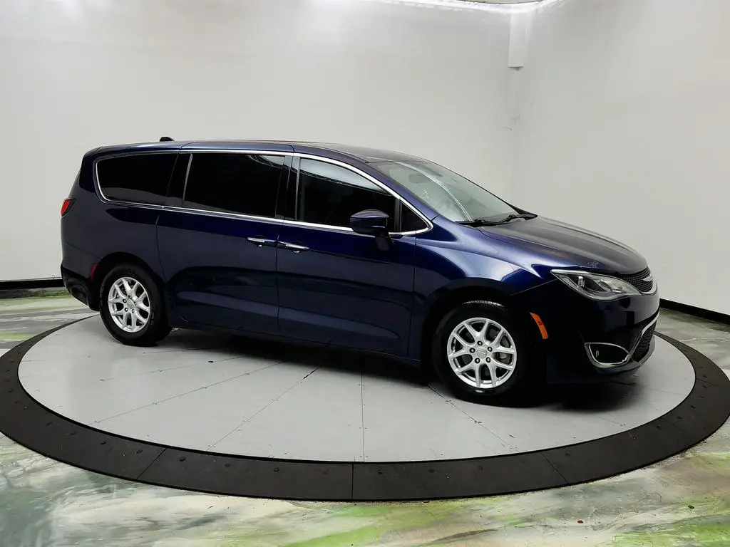 2020 Chrysler Pacifica Touring photo 3
