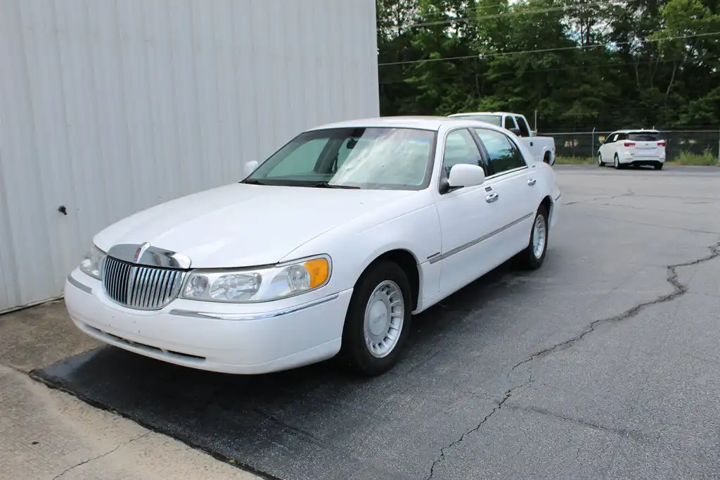 2000 Lincoln Town Car Executive's photo