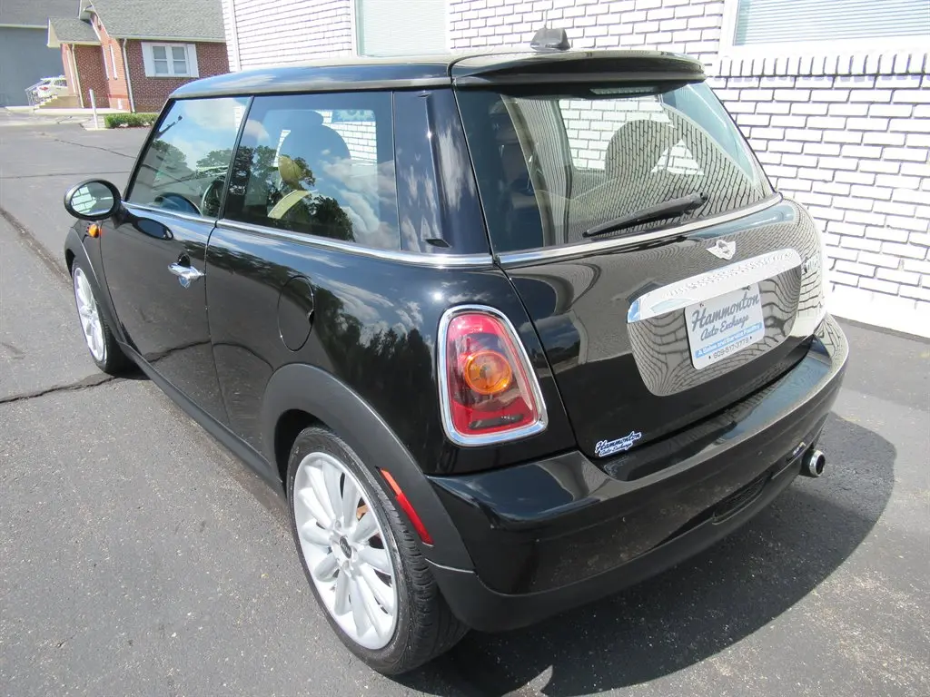 2010 MINI Cooper Base photo 4