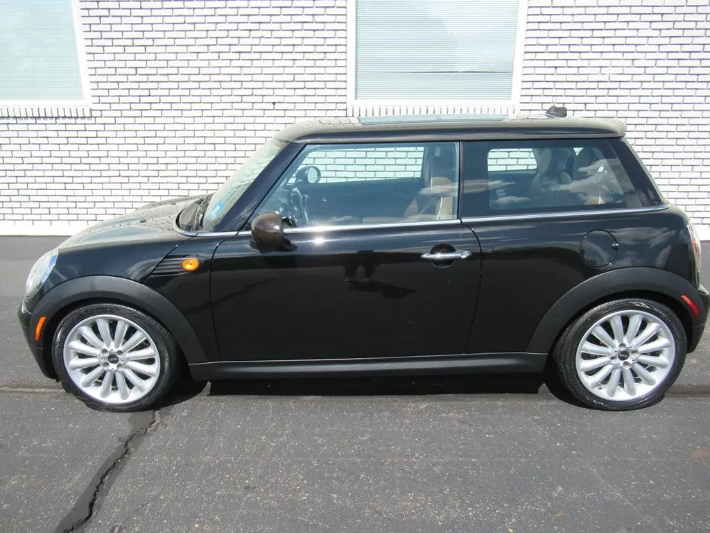 2010 MINI Cooper Base photo 3