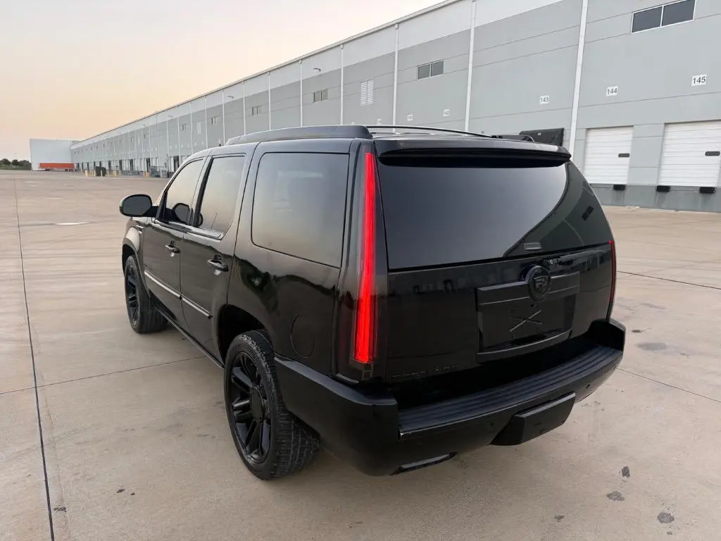 2013 Cadillac Escalade AWD Premium photo 3