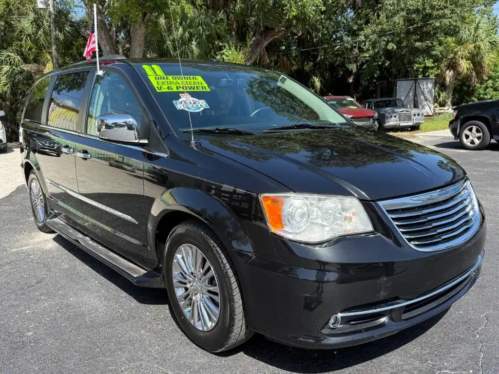 2011 Chrysler Town & Country Limited's photo
