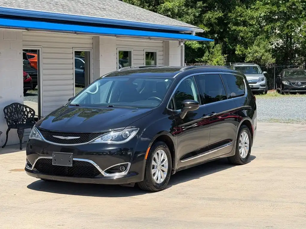 2017 Chrysler Pacifica Touring-L's photo