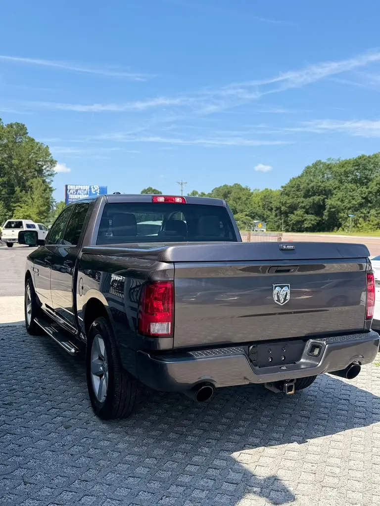 2015 RAM 1500 Express Crew Cab photo 5