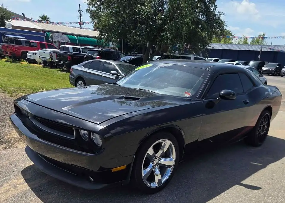 2012 Dodge Challenger SXT photo 1