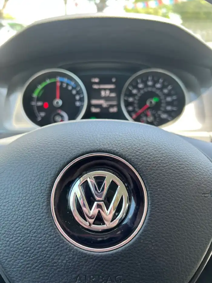 2016 Volkswagen e-Golf e-Golf SE's photo