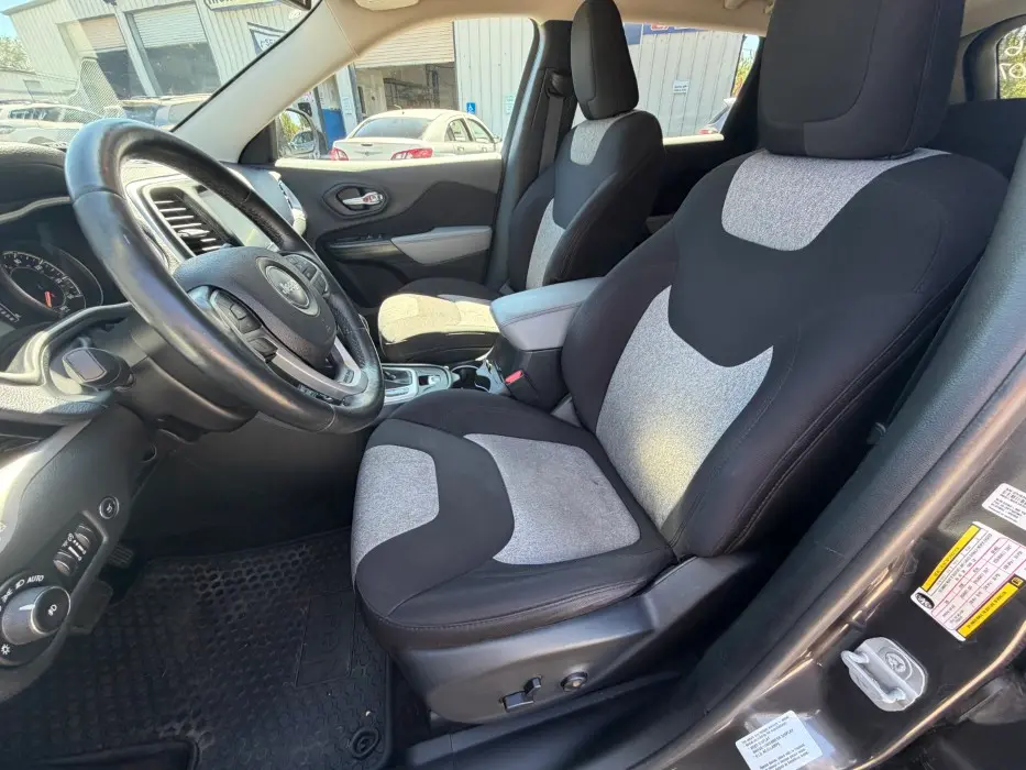 2014 Jeep Cherokee Latitude 4X4 photo 3