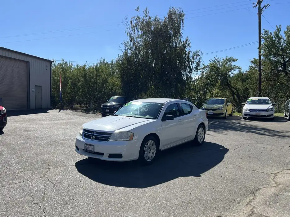 2013 Dodge Avenger SE photo 1