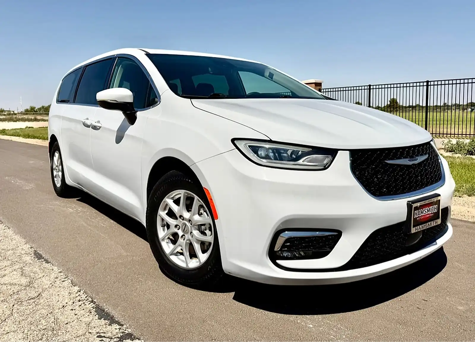 2023 Chrysler Pacifica Touring L's photo