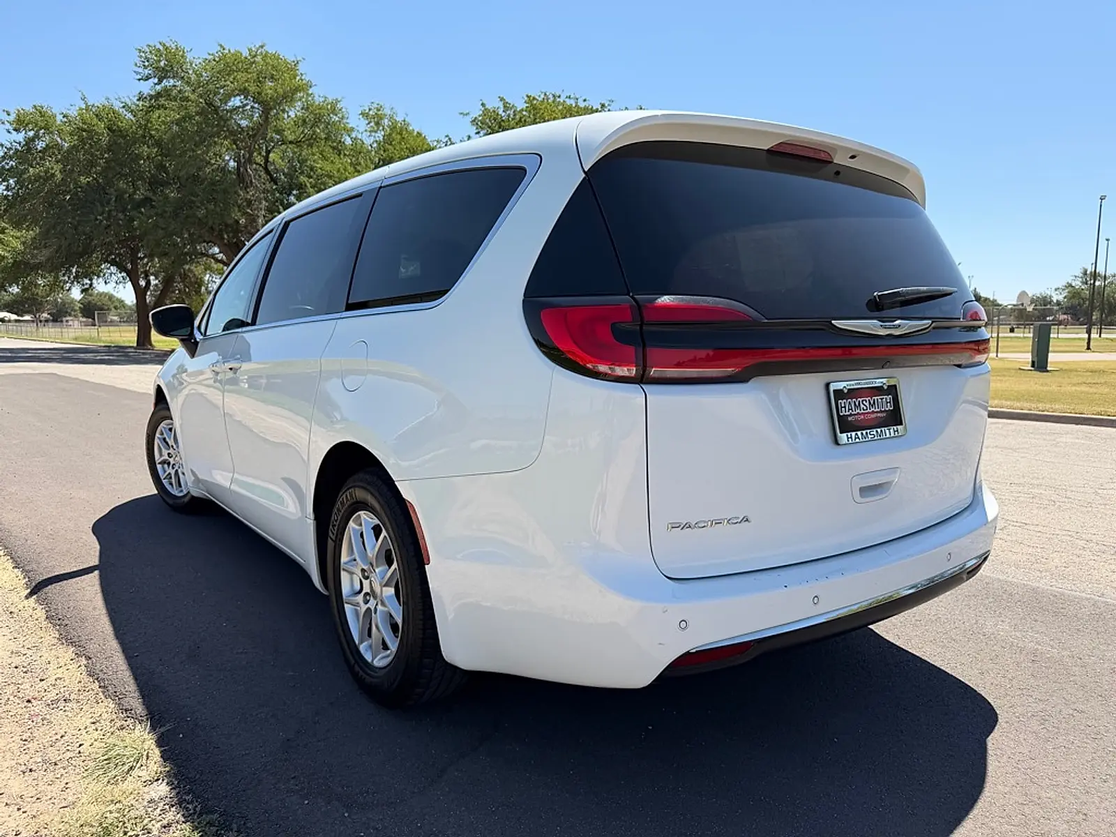 2023 Chrysler Pacifica Touring L photo 3