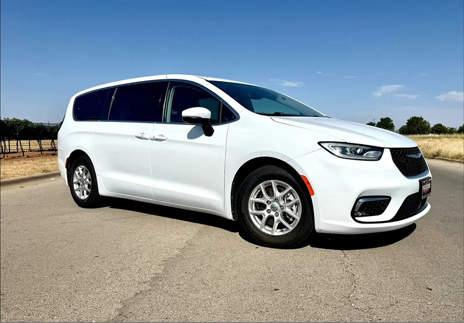 2023 Chrysler Pacifica Touring L's photo