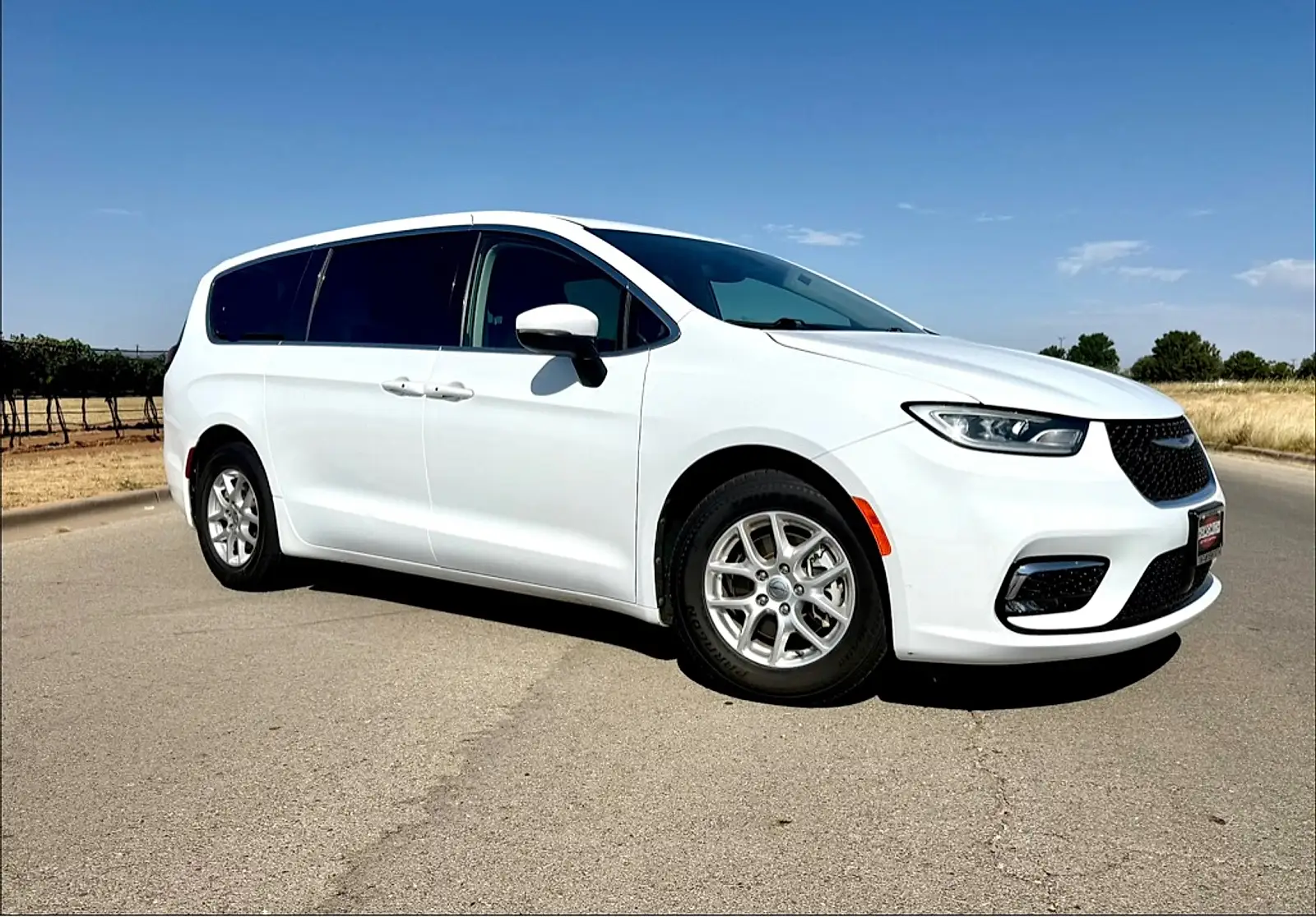 2023 Chrysler Pacifica Touring L photo 1