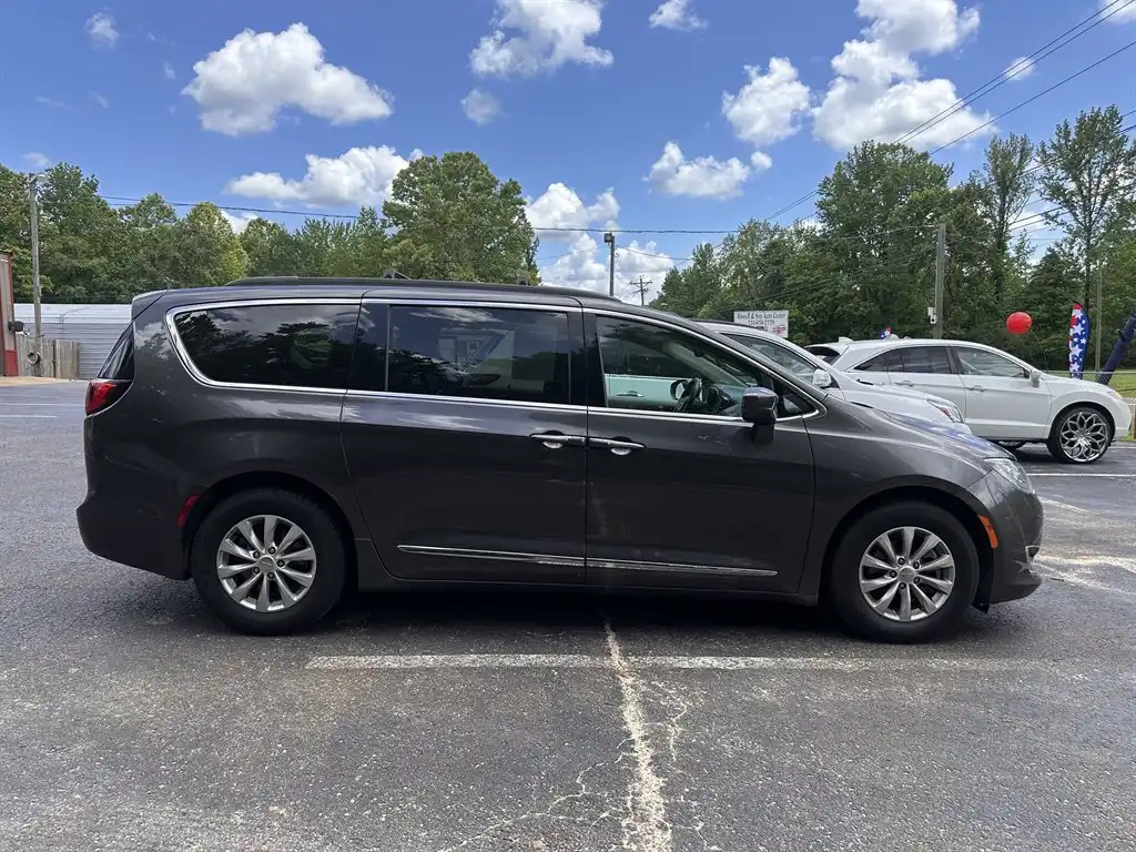 2017 Chrysler Pacifica Touring-L's photo