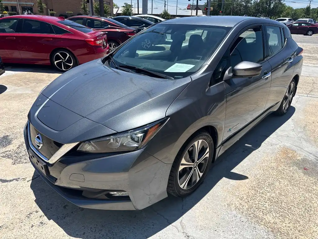 2018 Nissan Leaf SL's photo