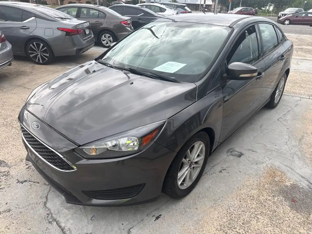 2017 Ford Focus Sedan SE's photo