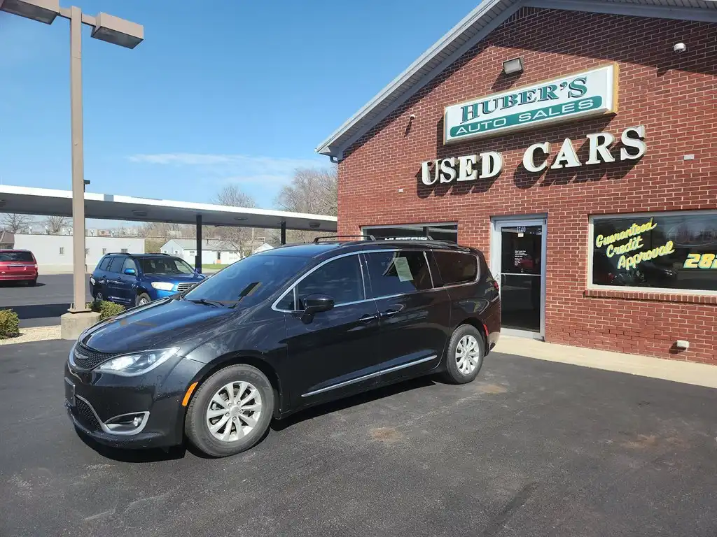 2017 Chrysler Pacifica Touring-L's photo