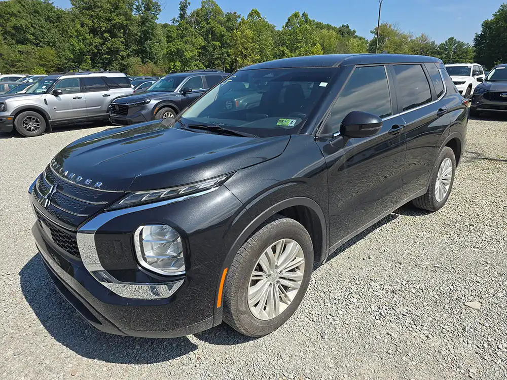 2024 Mitsubishi Outlander ES S-AWC's photo