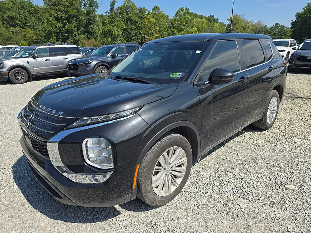 2024 Mitsubishi Outlander ES S-AWC's photo