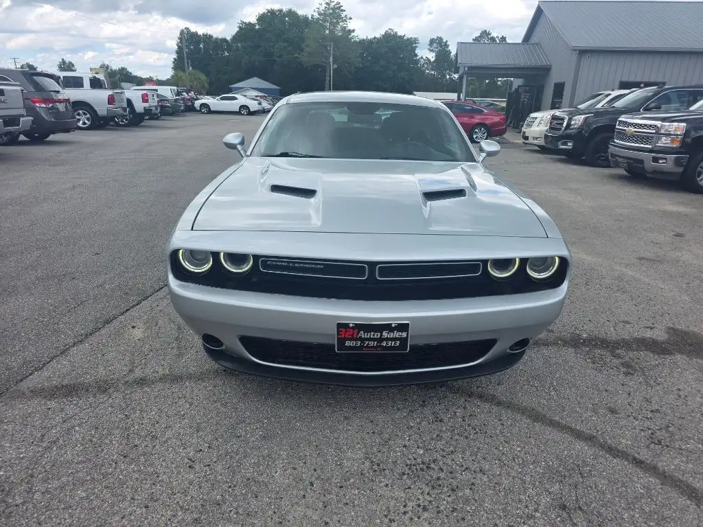 2019 Dodge Challenger SXT Auto's photo