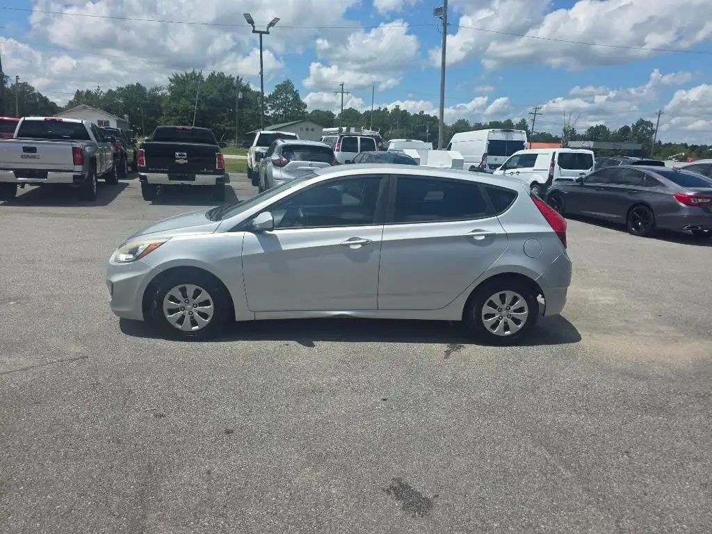 2016 Hyundai Accent SE 5-Door 6-Speed Automatic's photo