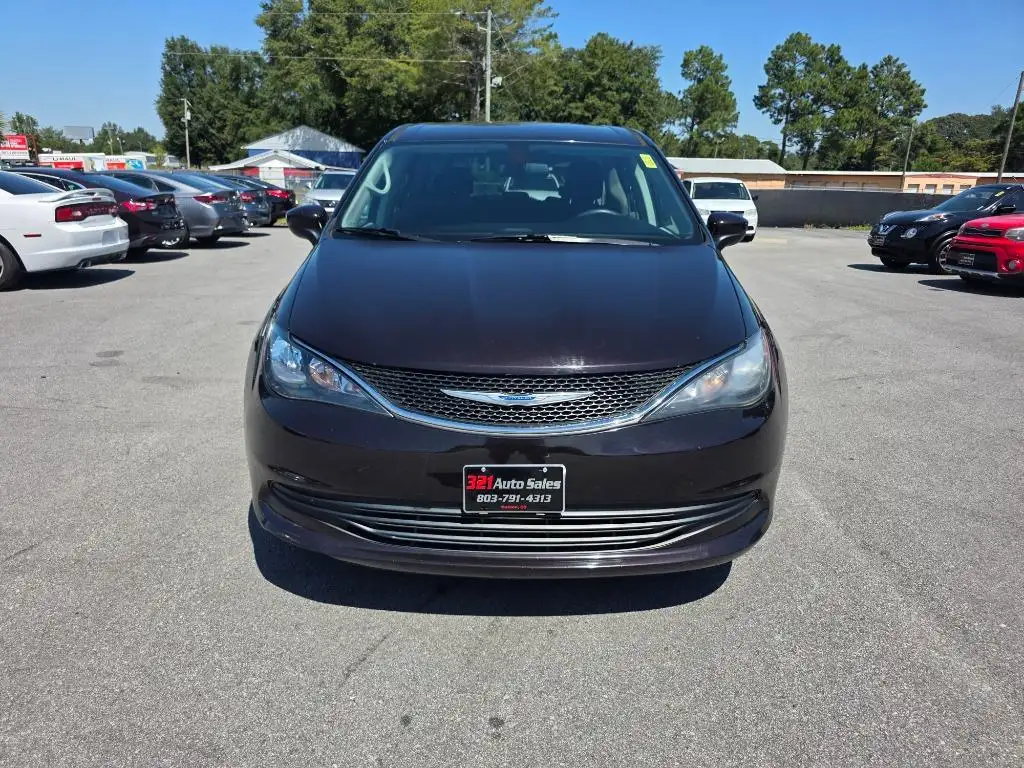 2018 Chrysler Pacifica LX's photo