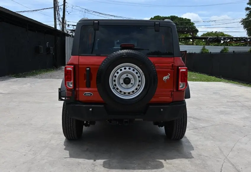 2023 Ford Bronco Base 4x4 photo 4