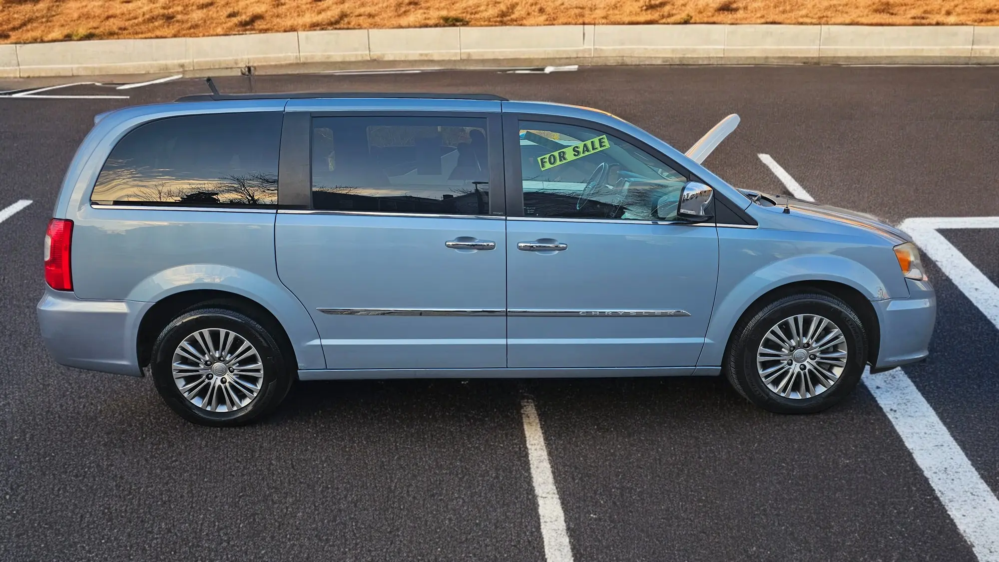 2013 Chrysler Town & Country Touring L photo 3