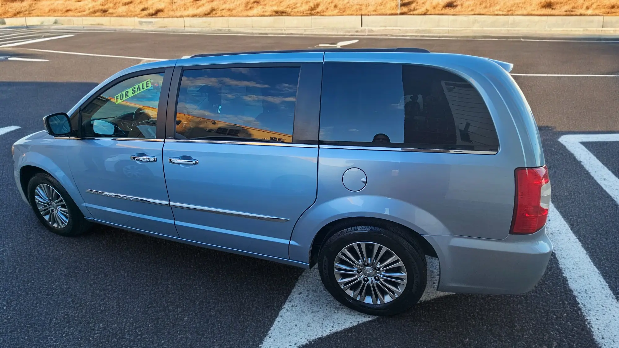 2013 Chrysler Town & Country Touring L photo 5