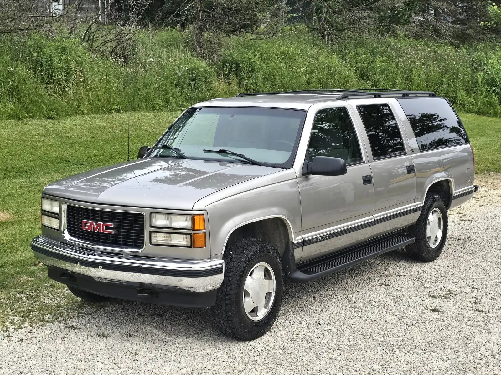 1999 GMC Suburban K1500 SL 4X4's photo
