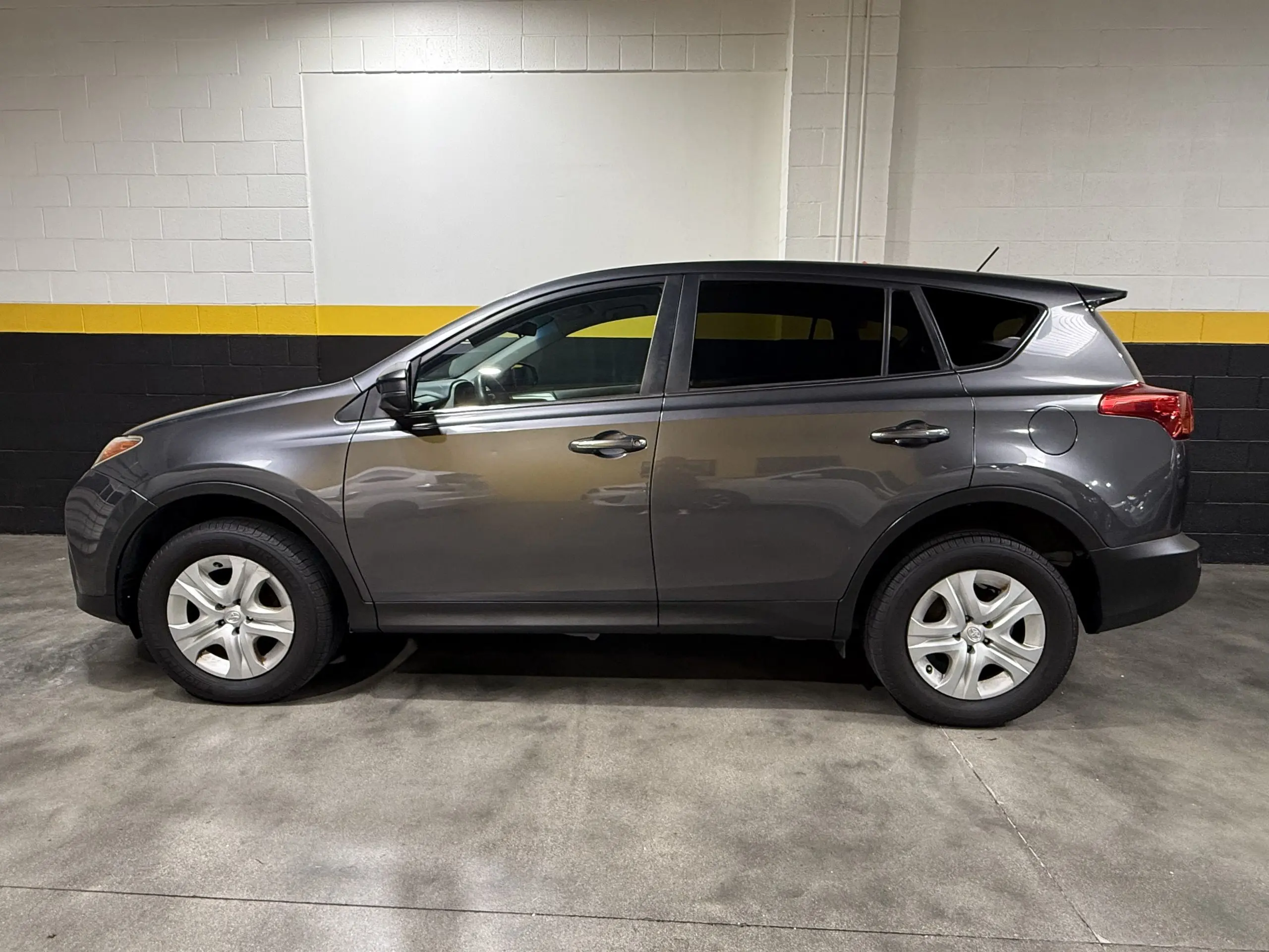 2014 Toyota RAV4 LE photo 3