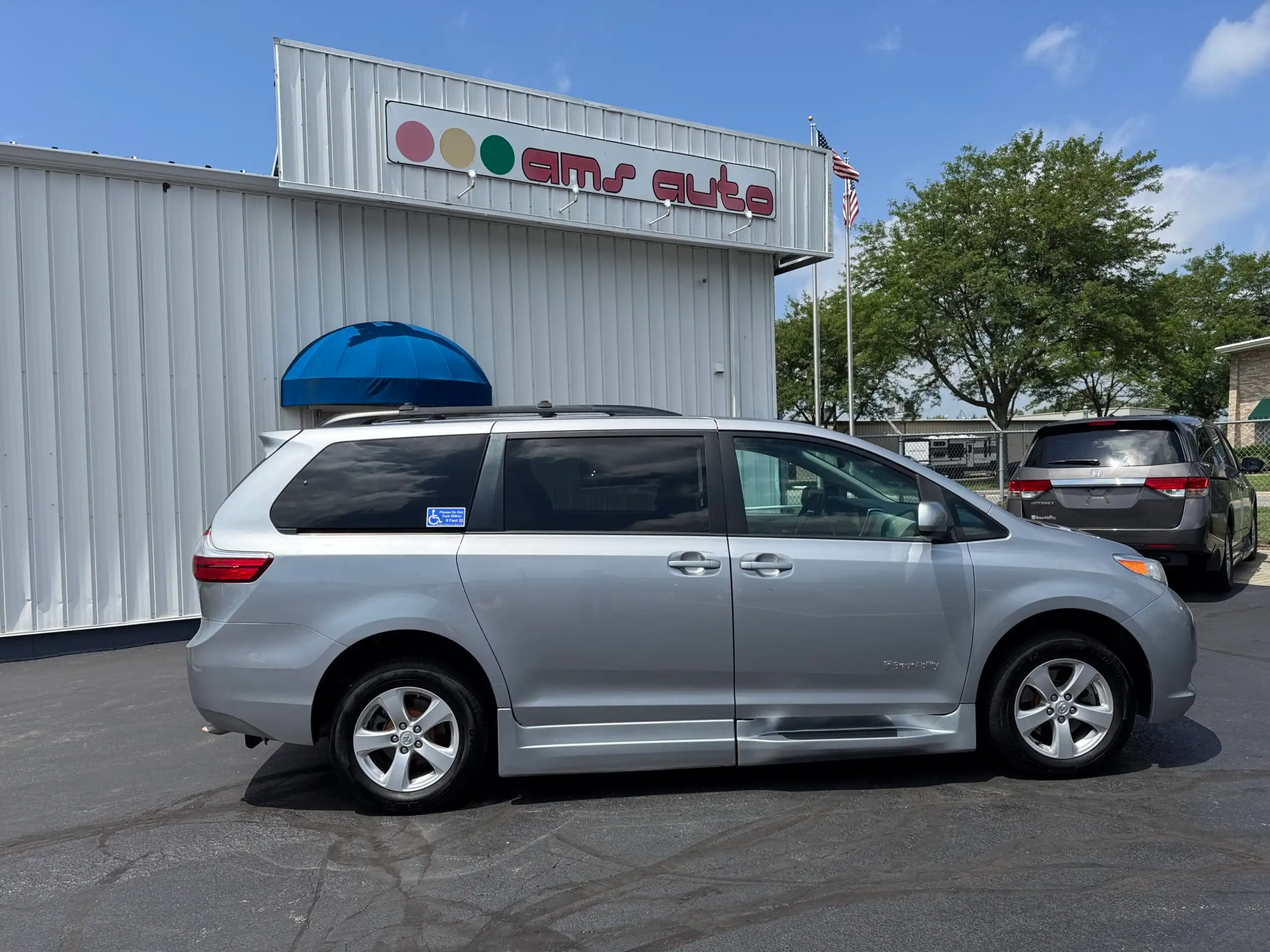 2017 Toyota Sienna LE V6 8-Passenger's photo