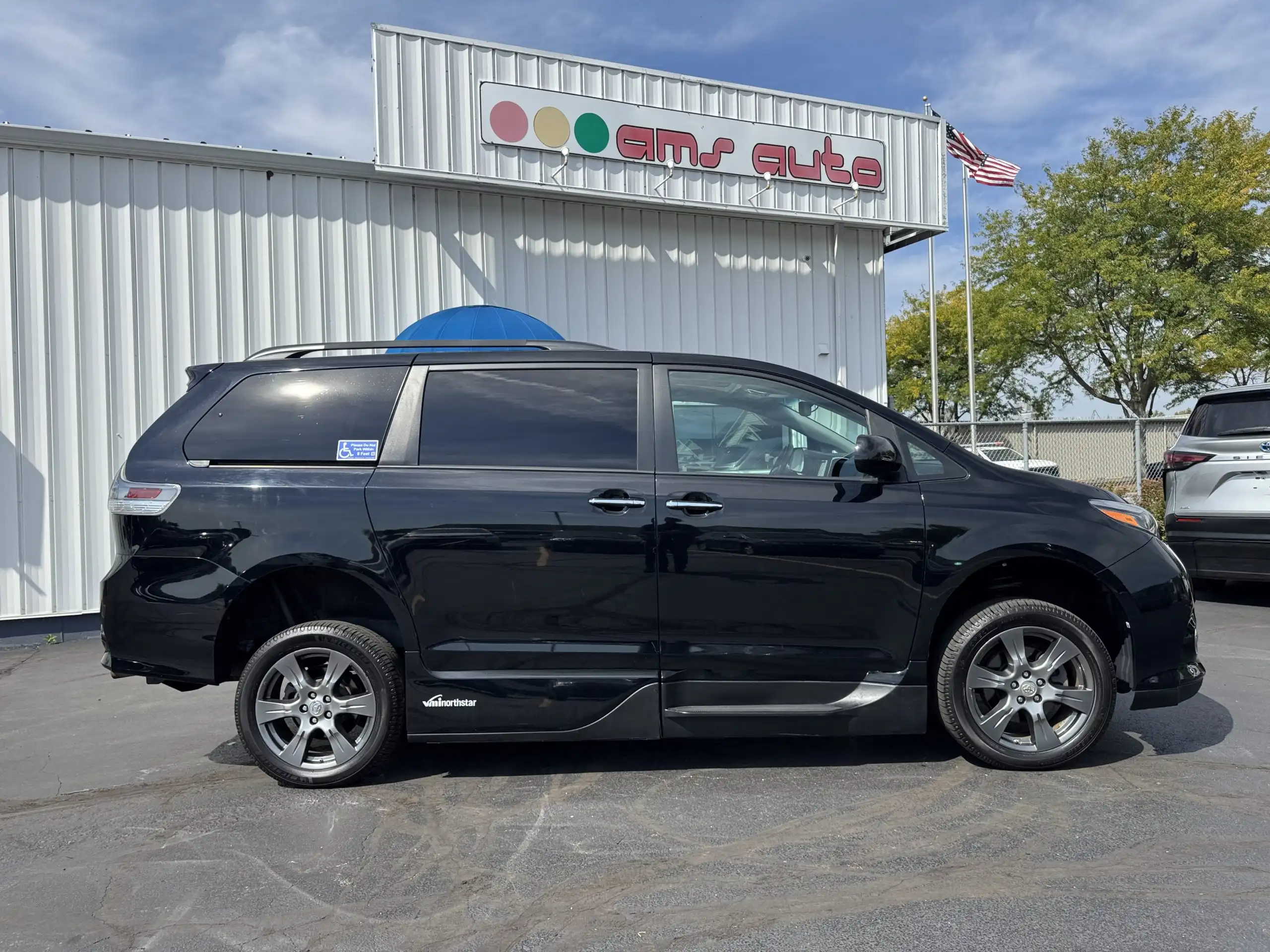 2017 Toyota Sienna SE V6 8-Passenger's photo