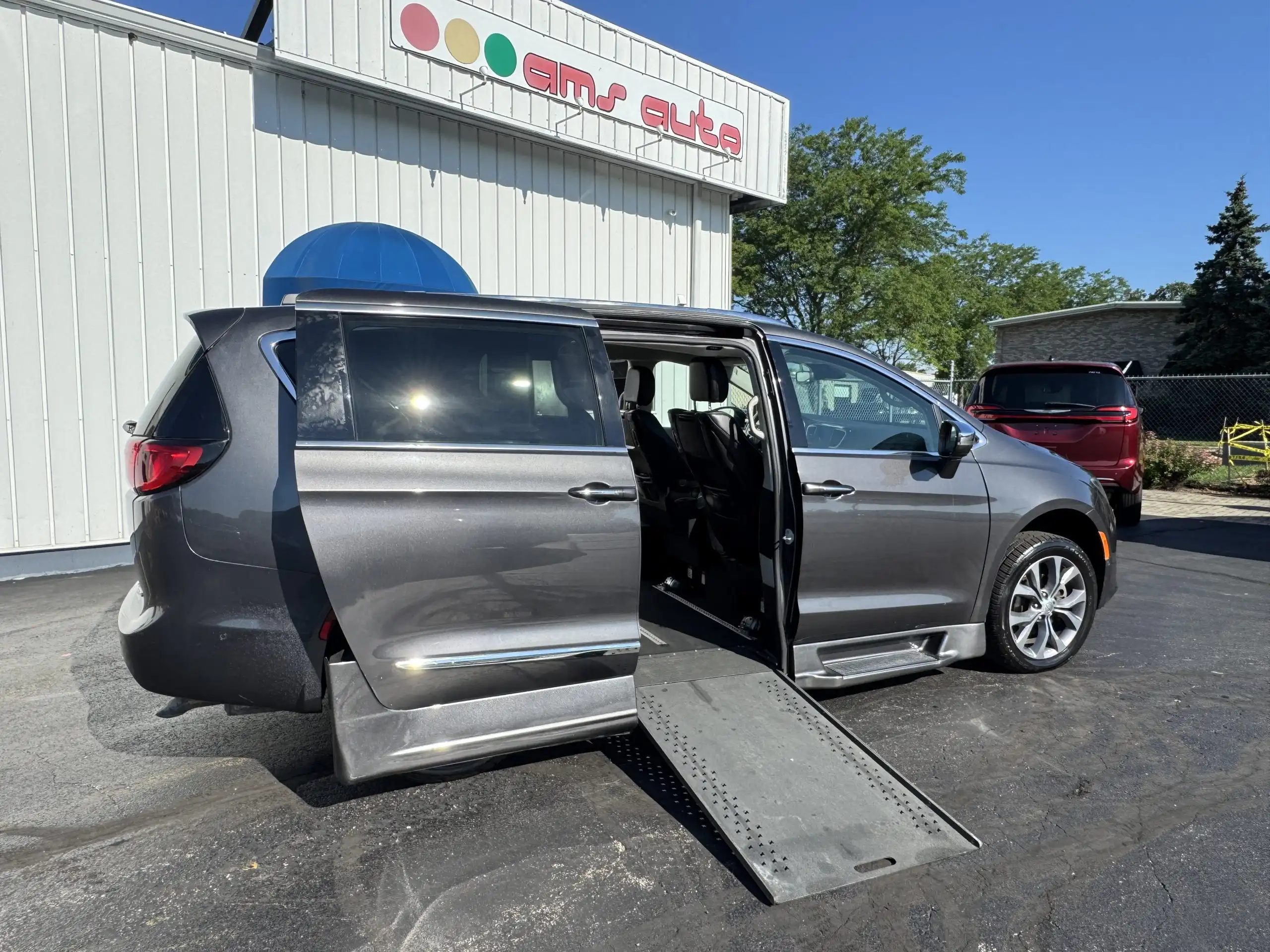 2020 Chrysler Pacifica Limited's photo