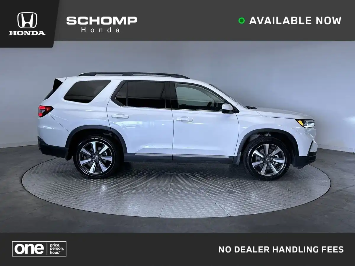 2023 Honda Pilot Touring AWD's photo