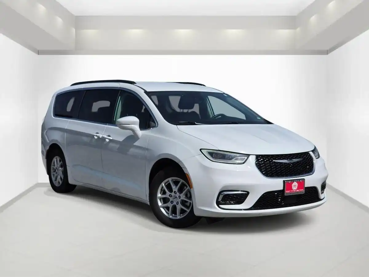 2022 Chrysler Pacifica Touring L's photo