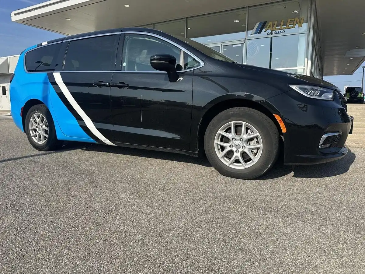 2023 Chrysler Pacifica Touring L's photo