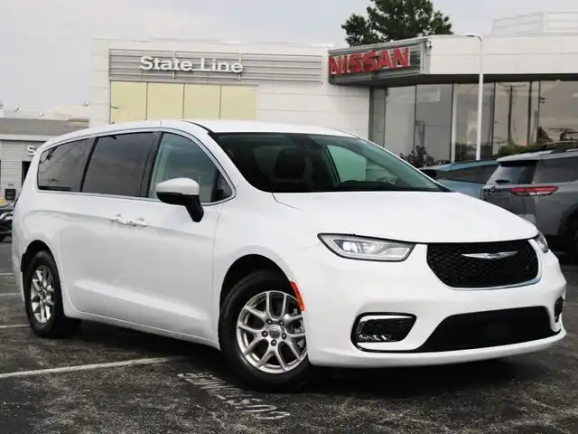 2023 Chrysler Pacifica Touring L's photo