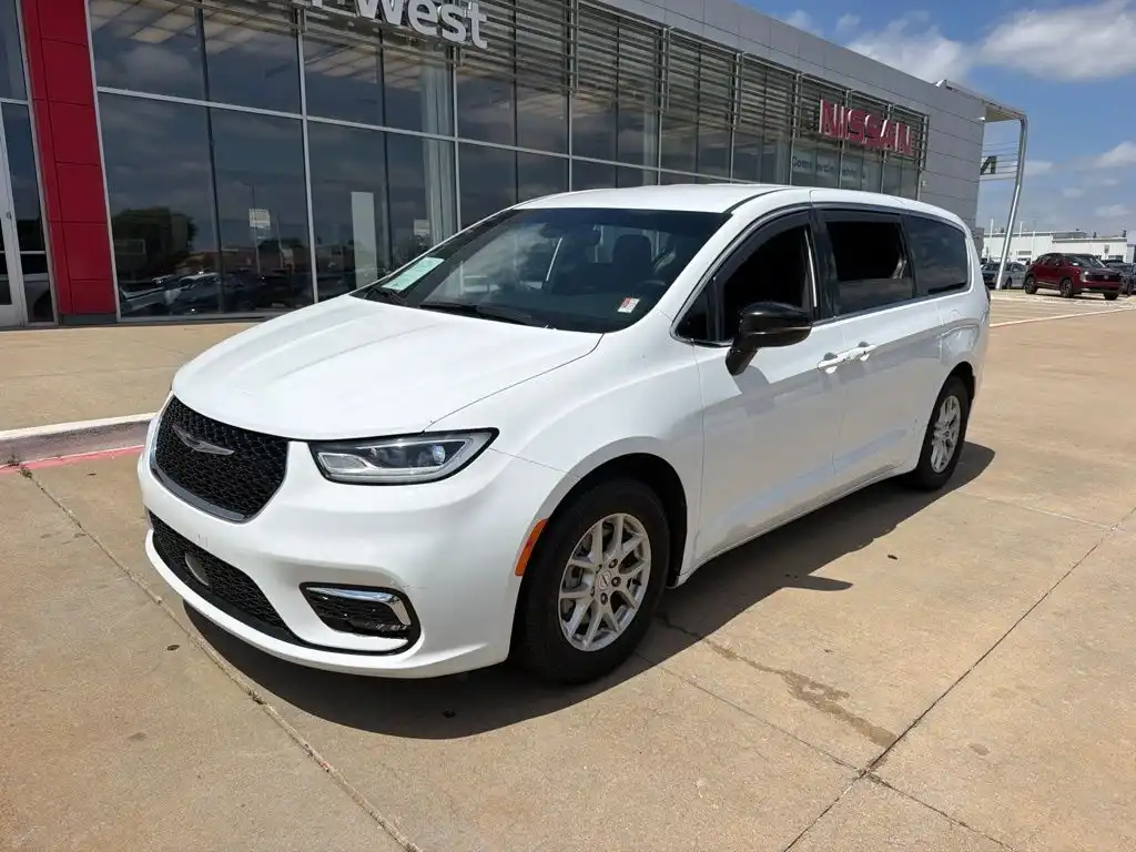 2024 Chrysler Pacifica Touring's photo