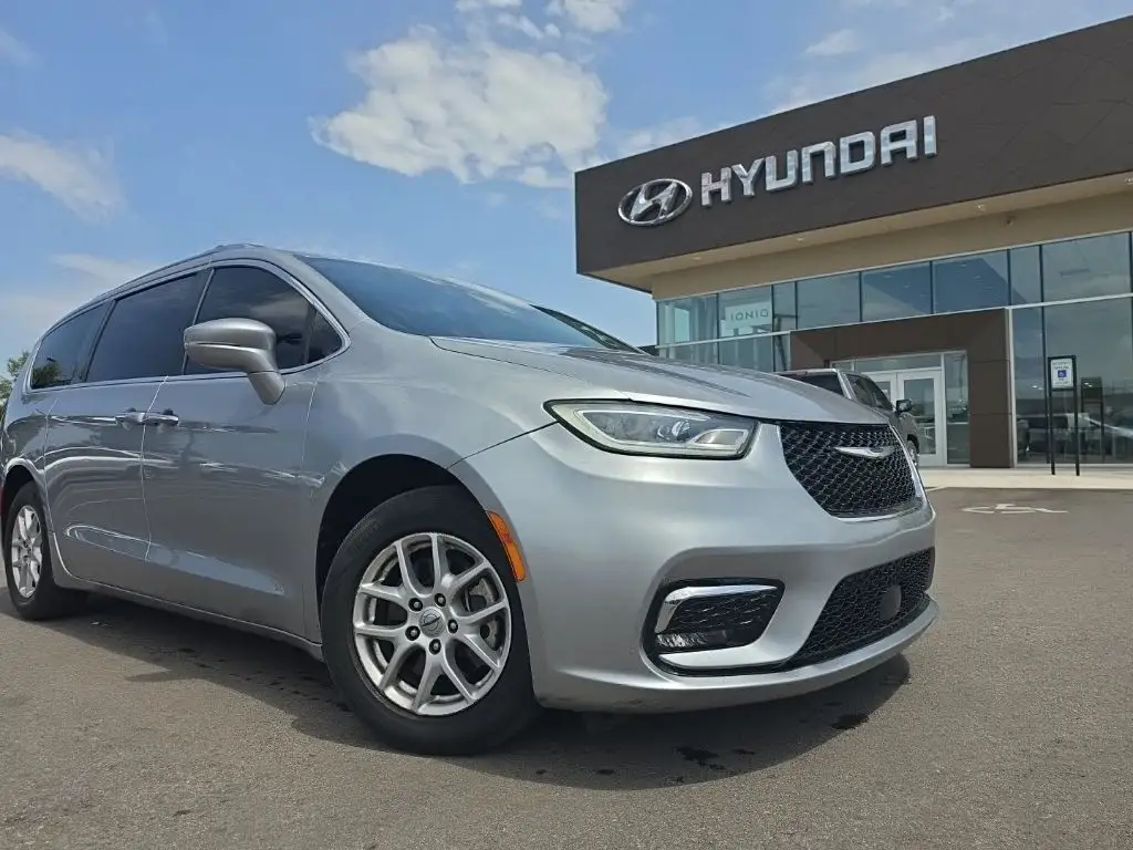 2021 Chrysler Pacifica Touring L photo 1