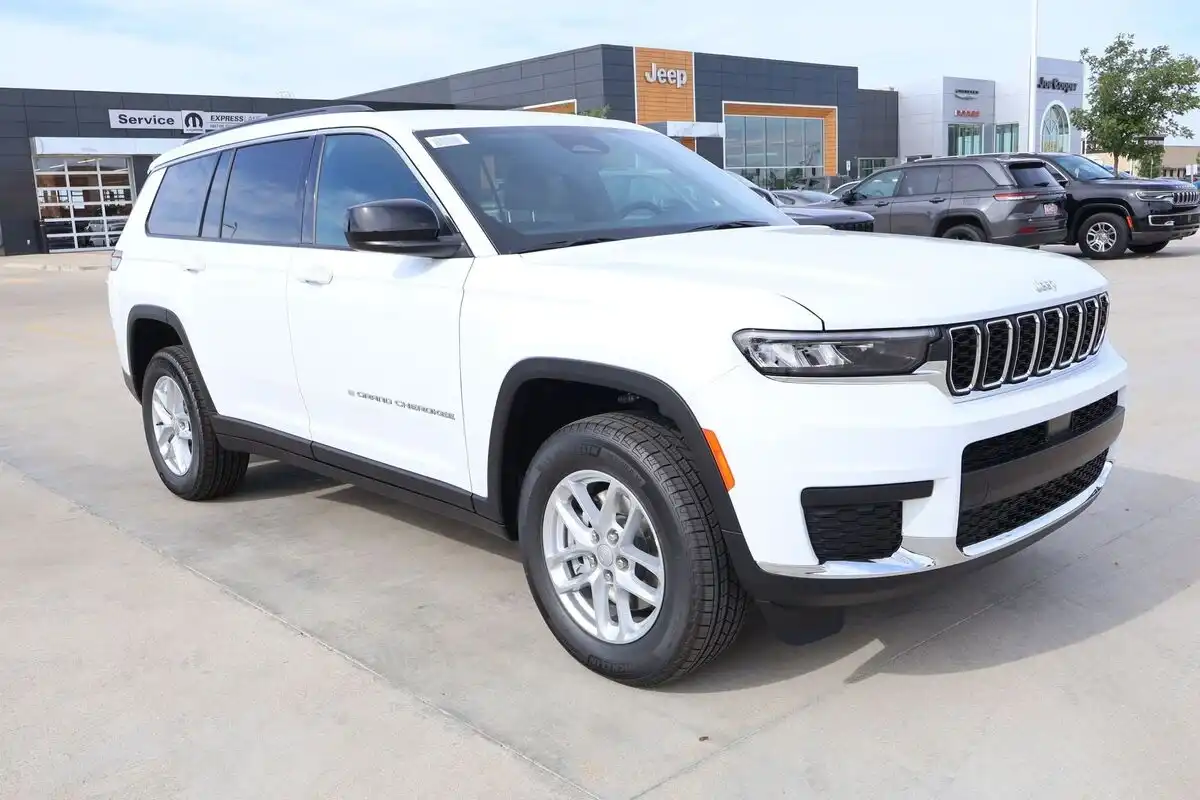 2026 Jeep Grand Cherokee L Laredo X 4x4's photo