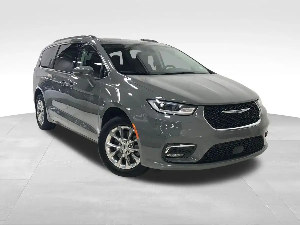 2022 Chrysler Pacifica Touring L's photo