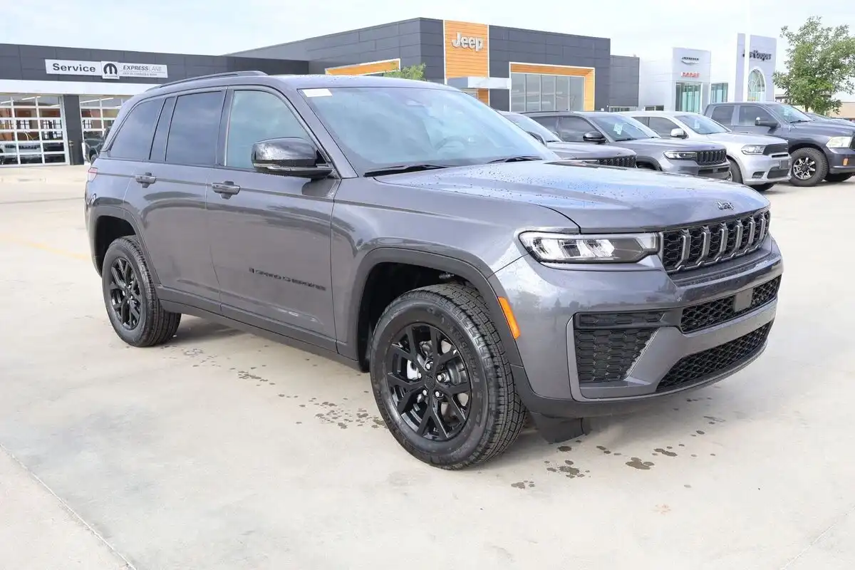 2026 Jeep Grand Cherokee Laredo Altitude 4x4's photo