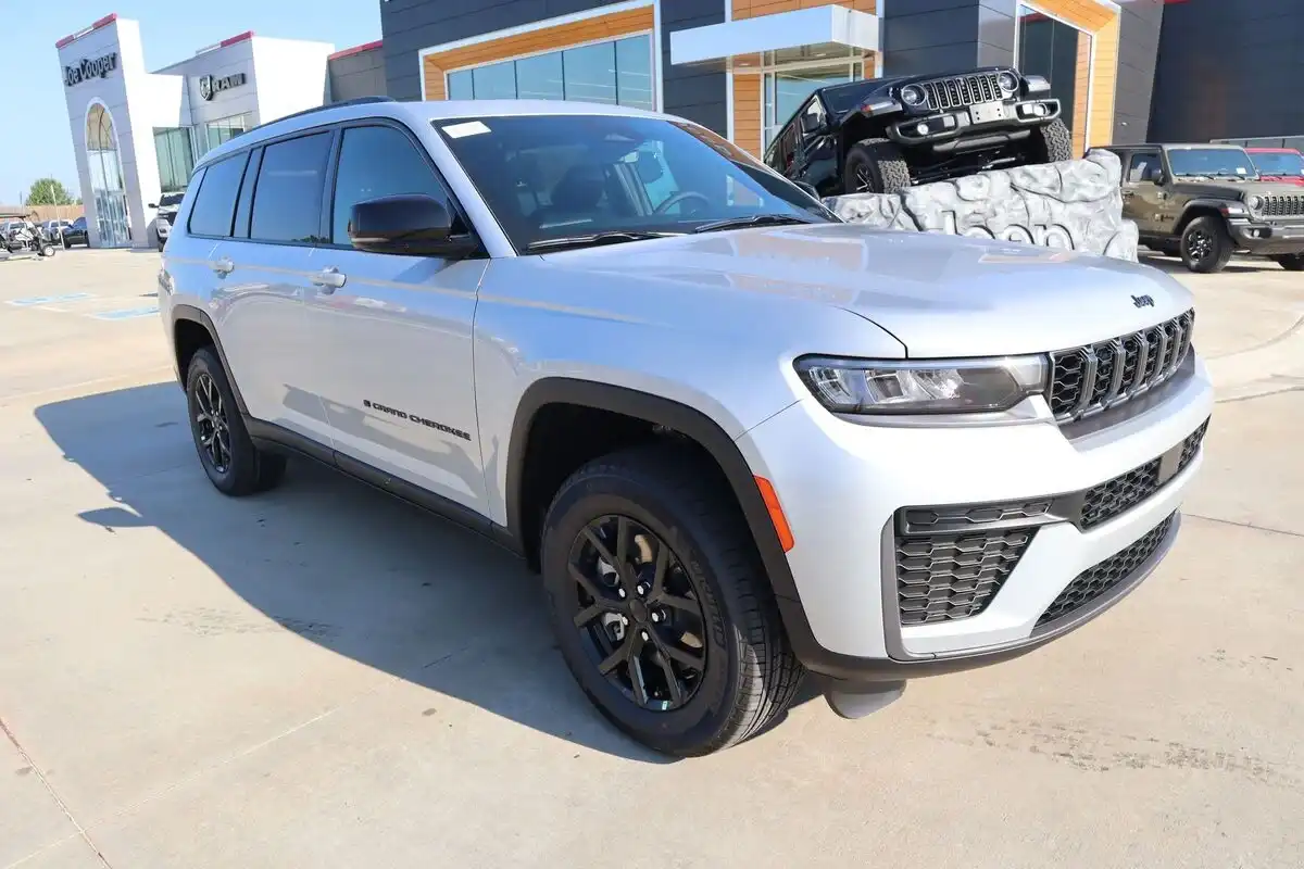 2026 Jeep Grand Cherokee L Laredo Altitude 4x4's photo