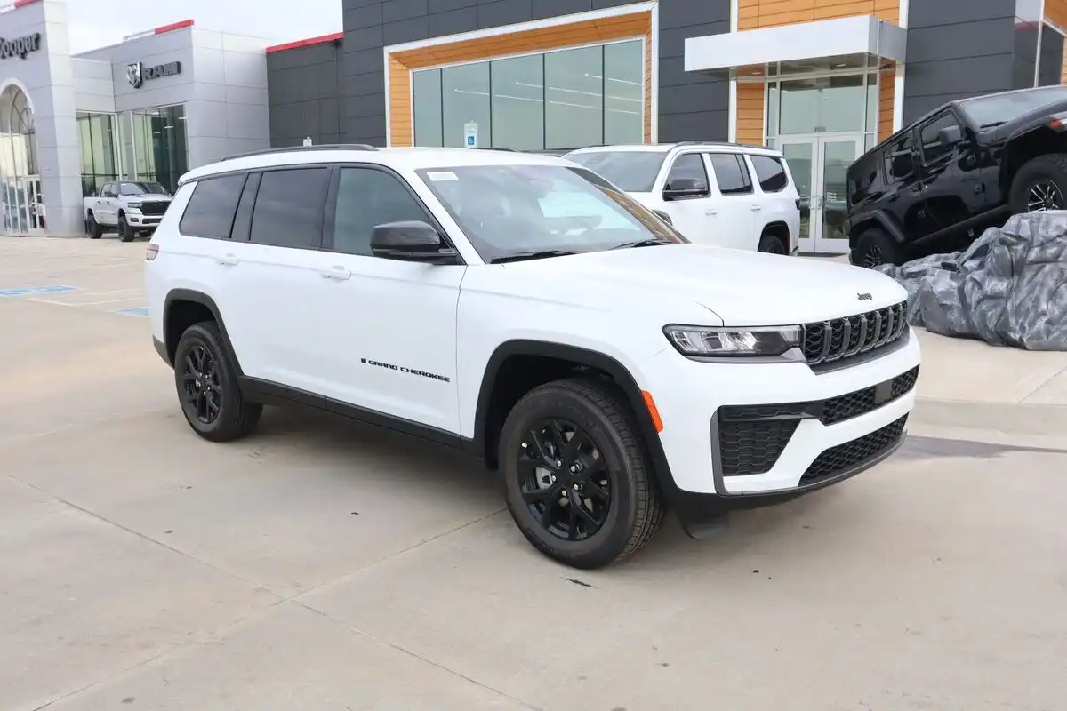 2026 Jeep Grand Cherokee L Laredo Altitude's photo