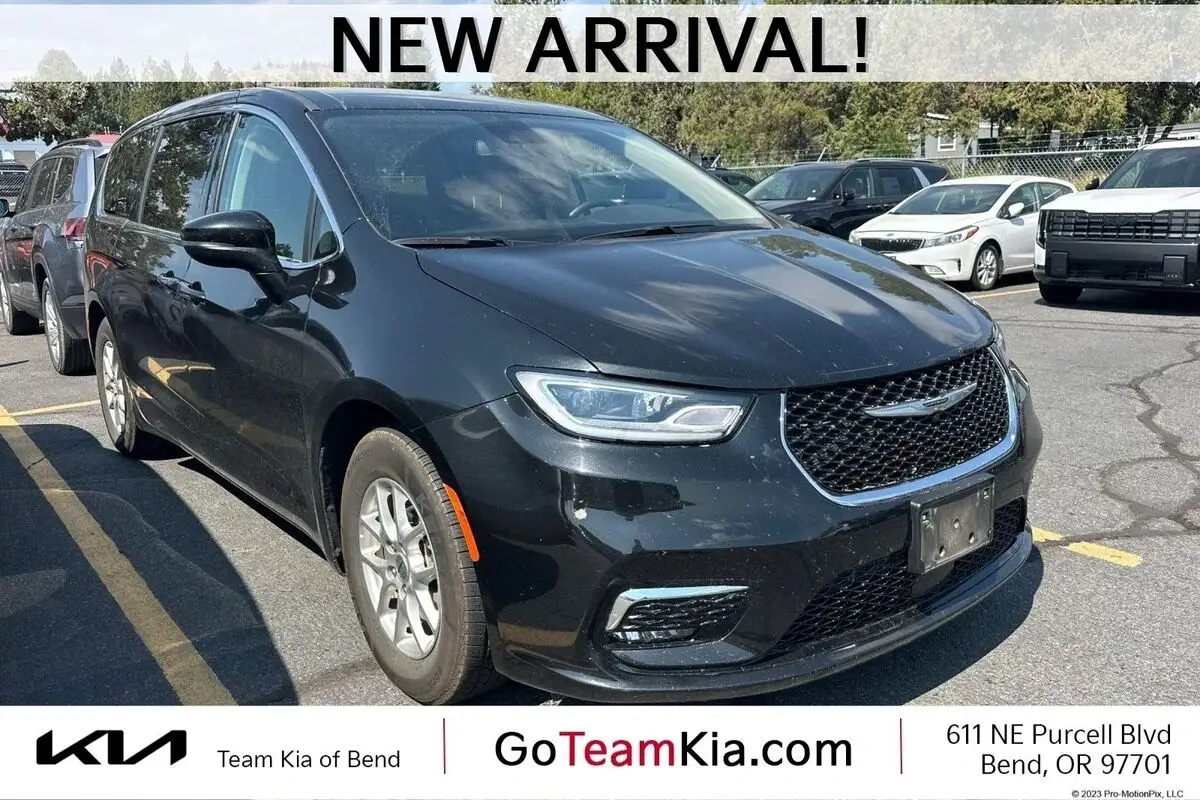 2023 Chrysler Pacifica Touring L photo 1