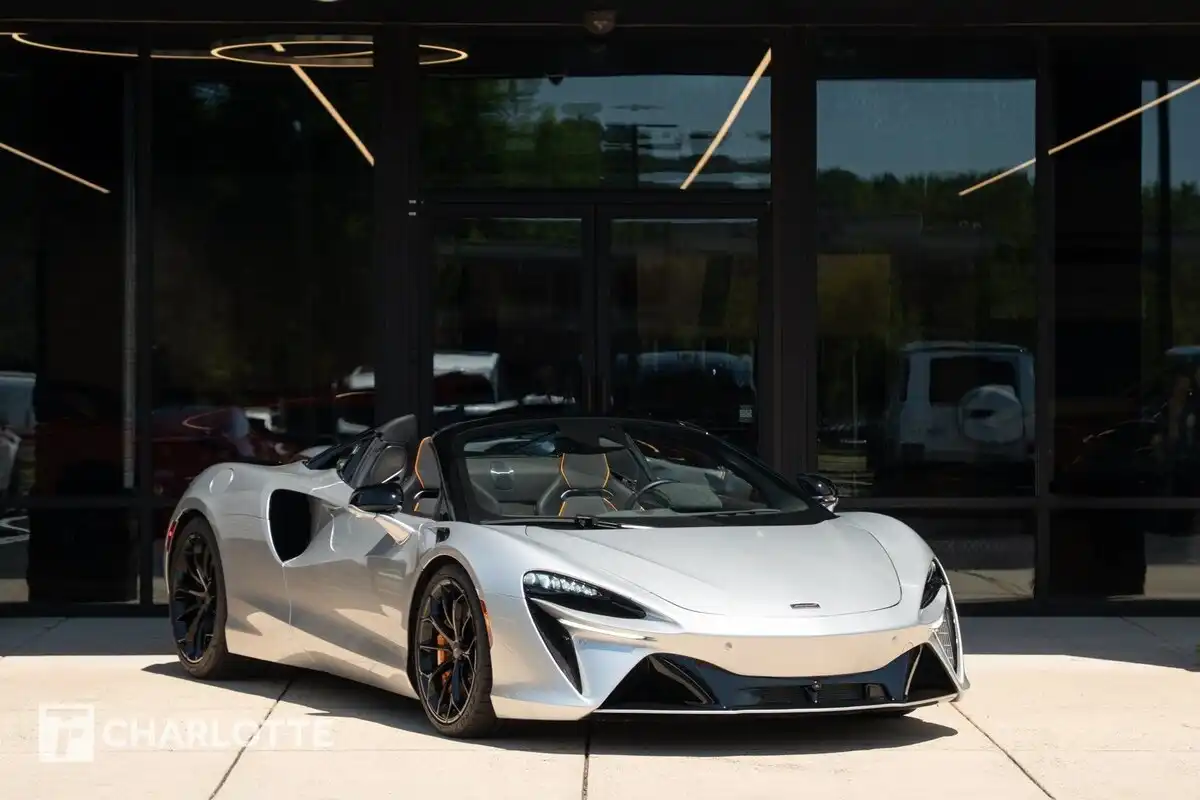 2025 McLaren Artura 3.0 Performance's photo