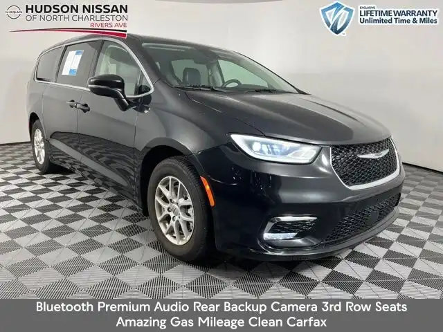 2023 Chrysler Pacifica Touring L's photo
